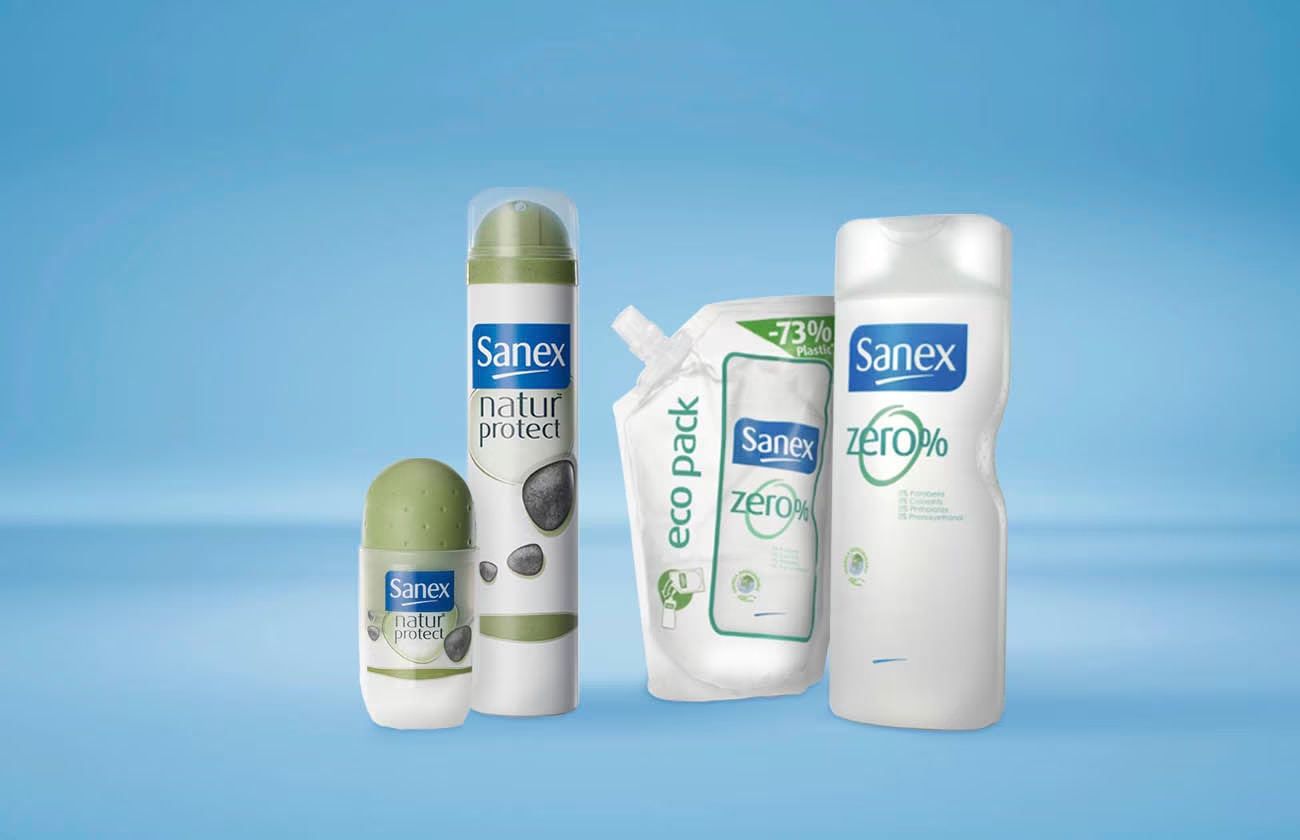 Een groep Sanex-producten van de lijnen 'Natur protect' en 'Zero%', waaronder deodorants, een douchegel en een 'eco pack' navulverpakking, tegen een blauwe achtergrond.