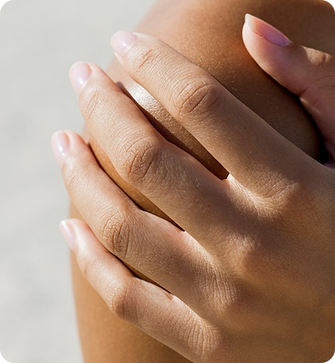Hand feeling skin of the shoulder Hand feeling skin of the shoulder